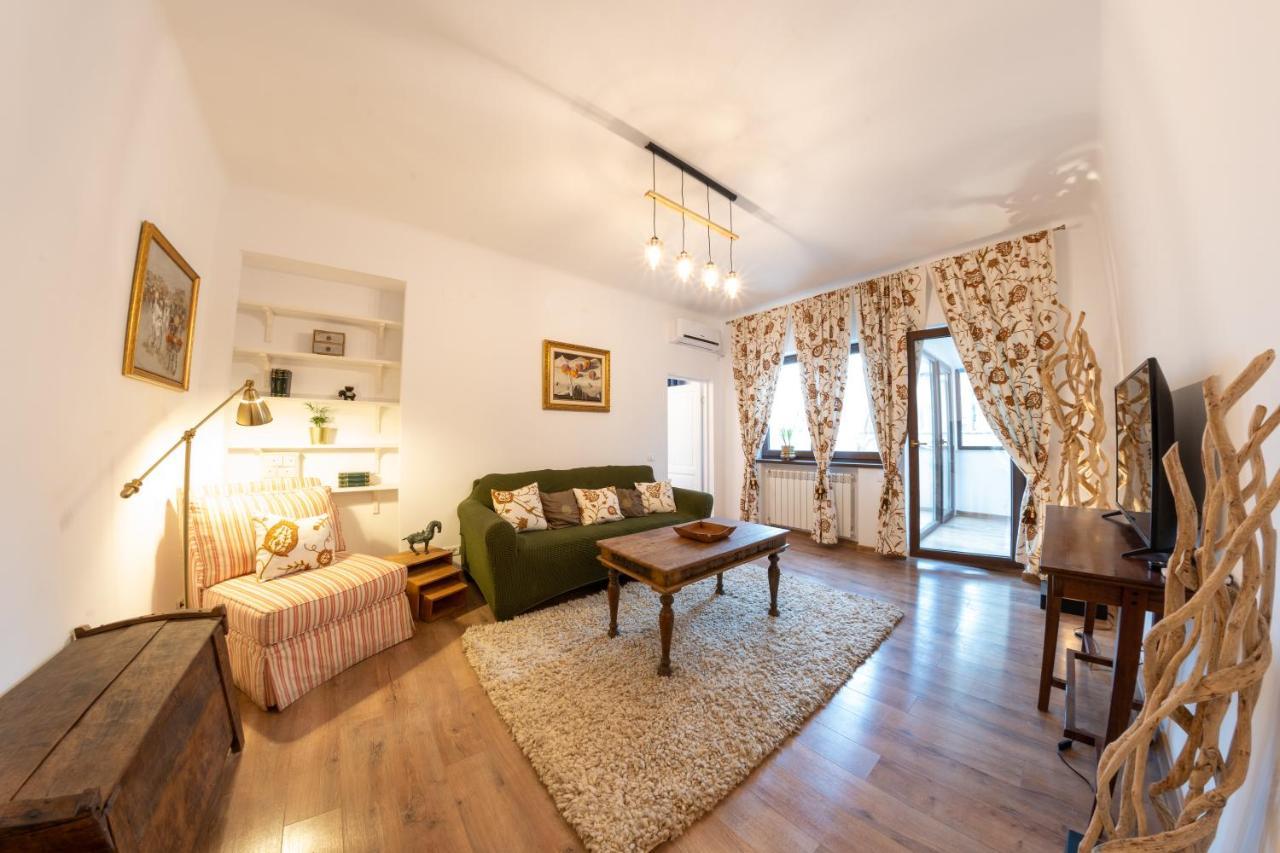 Theatre Rooftop Apartment With Patio Bukareszt Zewnętrze zdjęcie